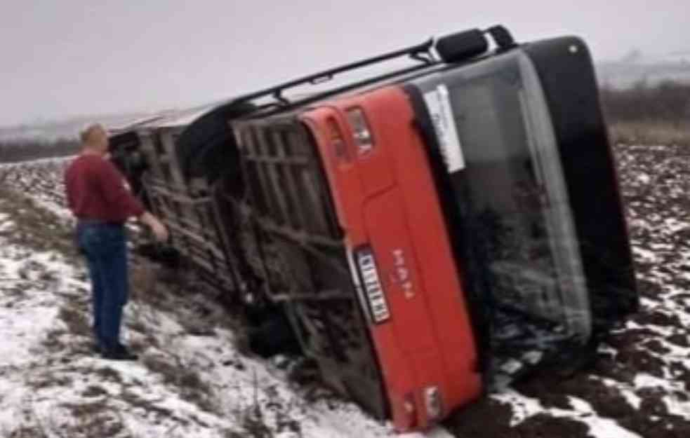 PREVRNUO SE AUTOBUS NIŠ EKSPRESA! Sleteo u kanal pored puta (FOTO)