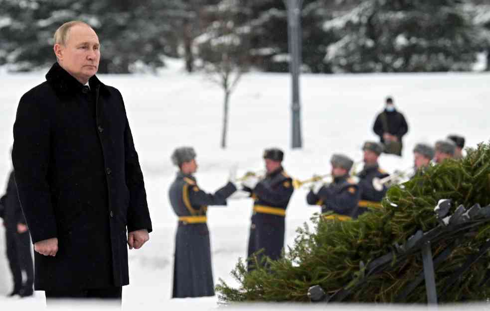 GODIŠNJICA HEROJSKOG PODVIGA! Putin odao poštu žrtvama blokade Lenjingrada (FOTO)