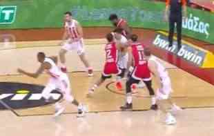 SENZACIJA ZVEZDE: Skinuli <span style='color:red;'><b>SKALP</b></span> Olimpijakosu u sred ATINE! (VIDEO)