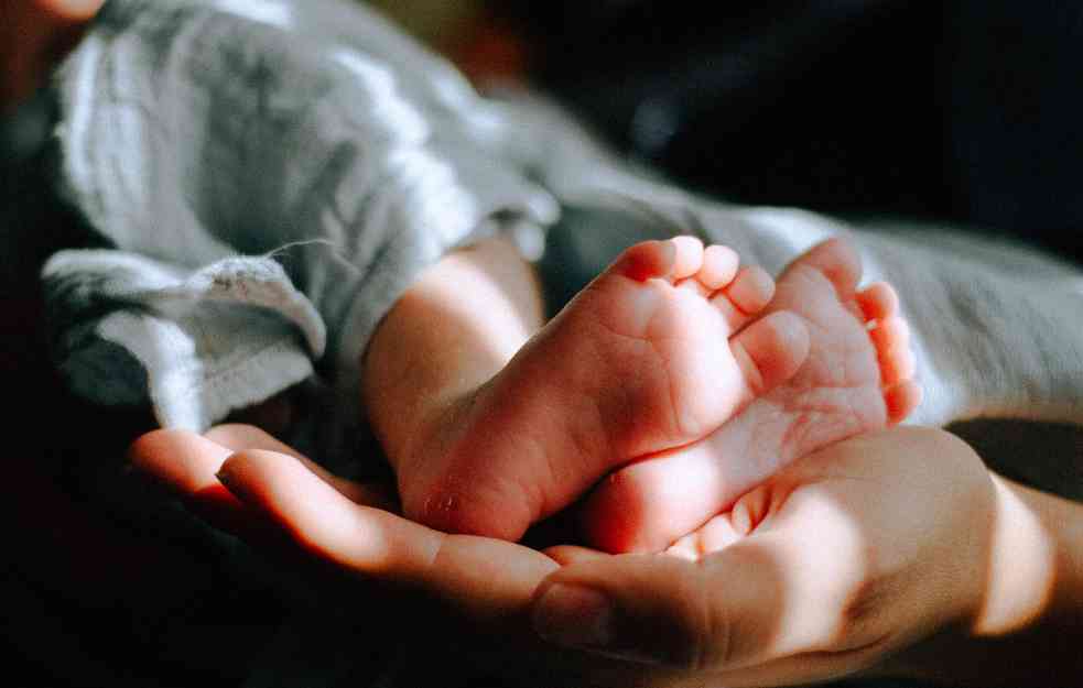 CRNI BILANS  U PORODILIŠTU: Za 3 dana rođene 2 mrtve bebe, trudnica priznala da se sama lečila od korone 