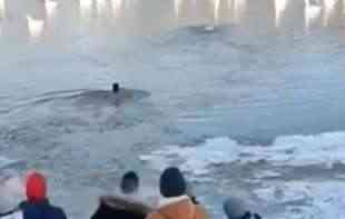 LJUBAV BEZ GRANICA! Mladić skočio u zaleđenu Tisu da spase psa (VIDEO)