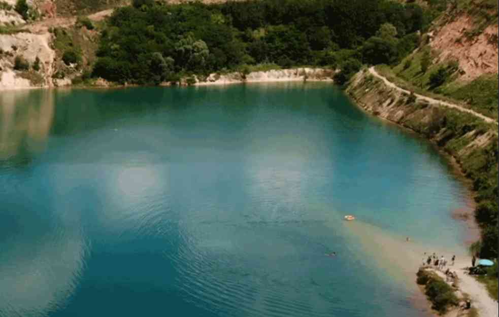 Bešenovačko jezero svojom tirkiznom bojom pružiće vam pravo uživanje (VIDEO)
