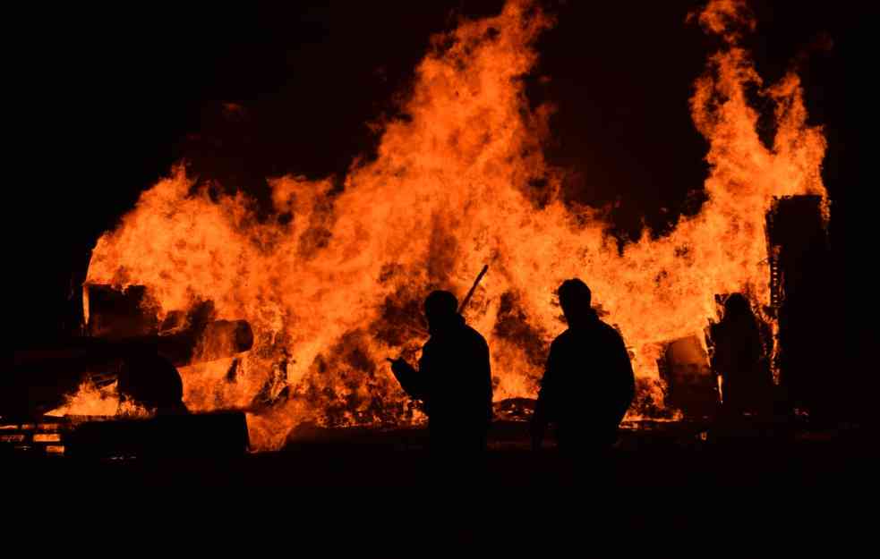 TRAGEDIJA! PROGUTAO IH JEZIV POŽAR: Ugljenisana tela četvoro dece izvučena iz zapaljene kuće