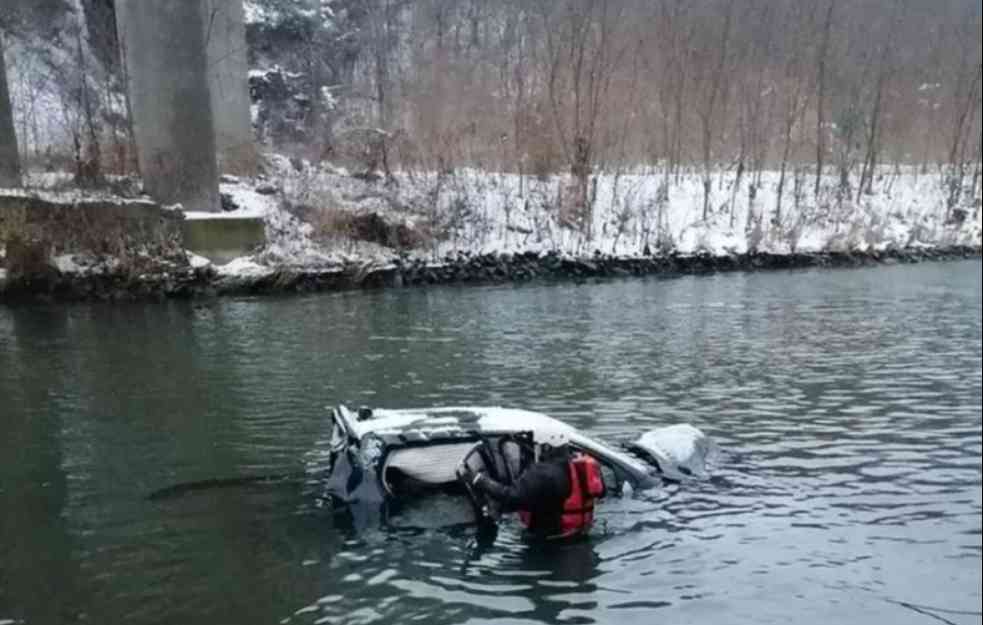 PRVE SLIKE STRAVIČNE NESREĆE! Drugarice upale u ledenu Moravu, telo jedne isplivalo, za drugom se još traga (FOTO)