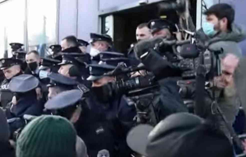 U Prištini protest zbog poskupljenja struje, ošamaren policajac (VIDEO)