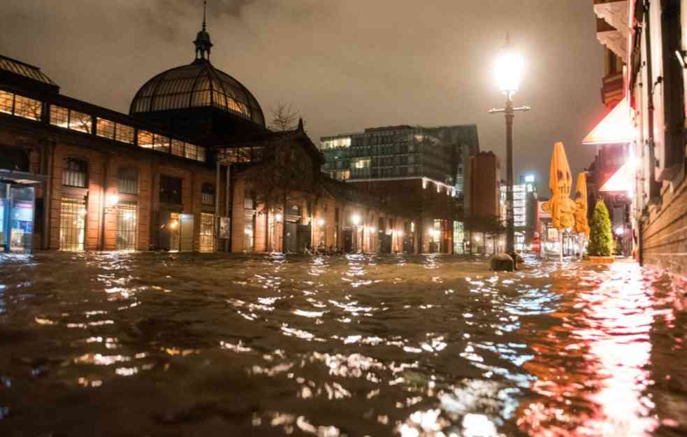 HAMBURG POD VODOM! Putevi blokirani, naselja bez struje, 450 poziva za pomoć (FOTO+VIDEO)