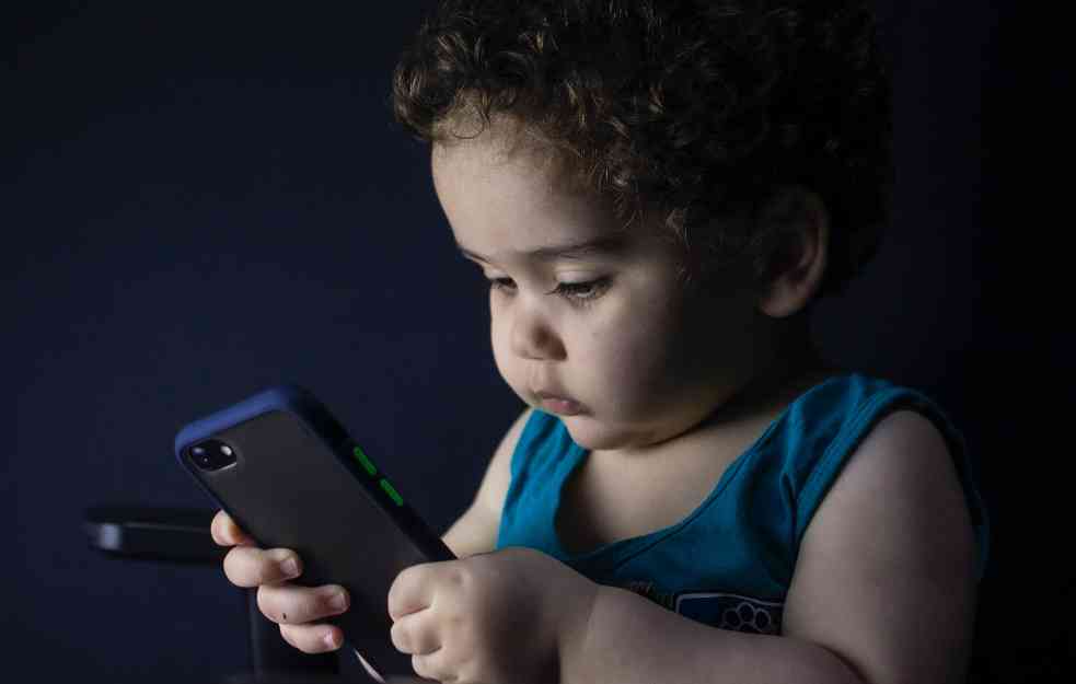 MAMA DALA SINU TELEFON DA SE IGRA: Sačekalo je neprijatno iznenađenje