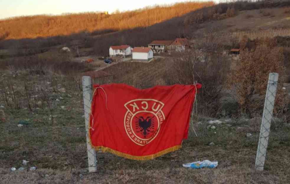 NOVA ALBANSKA PROVOKACIJA! Zastava UČK nadomak spomenika ubijenim i kidnapovanim Srbima (FOTO)