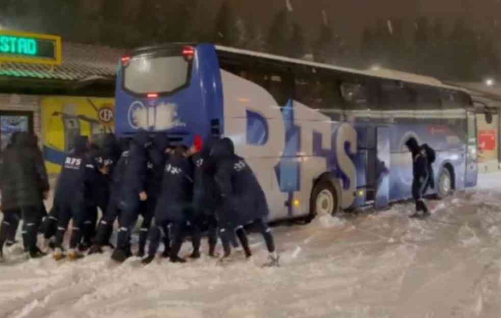 DRAMA SRPSKOG REPREZENTATIVCA! Isprevrtao se klupski autobus sa fudbalerima pa sleteo u jarak (FOTO)