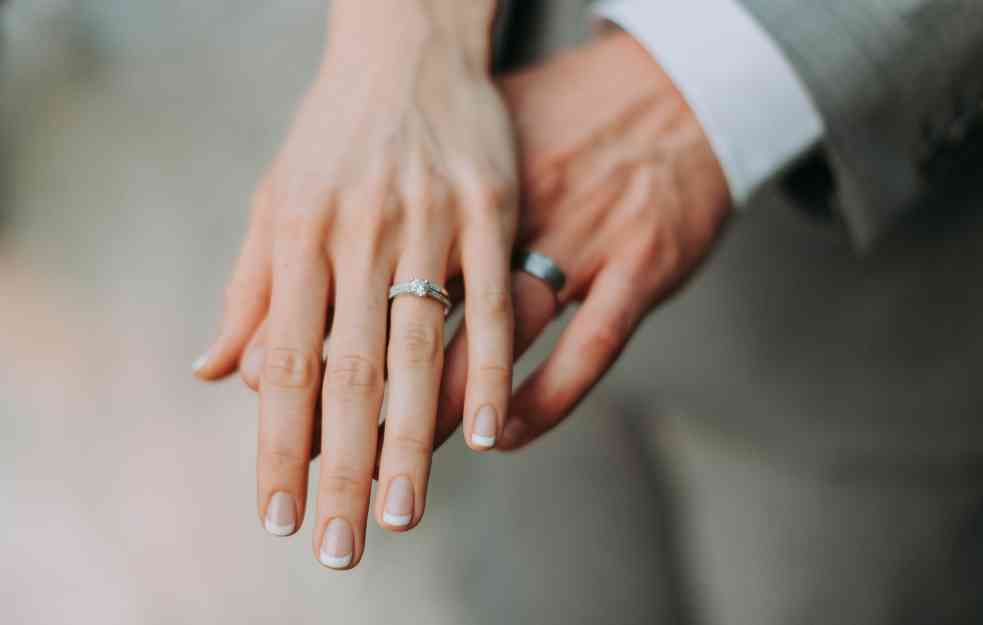 AKO VAS ŽENA PREVARI, BURMA ĆE VAM TO OVAKO POKAZATI: Ove stvari o venčanom prstenu sigurno niste znali
