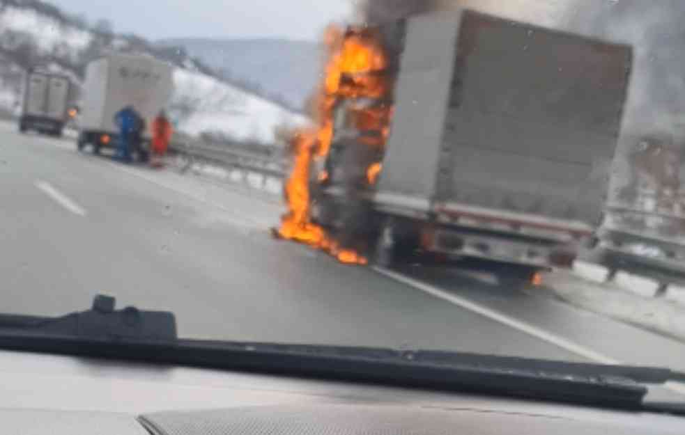 VATRENA STIHIJA NA AUTO PUTU MILOŠ VELIKI: Izgoreo CEO KAMION u zaustavnoj traci!