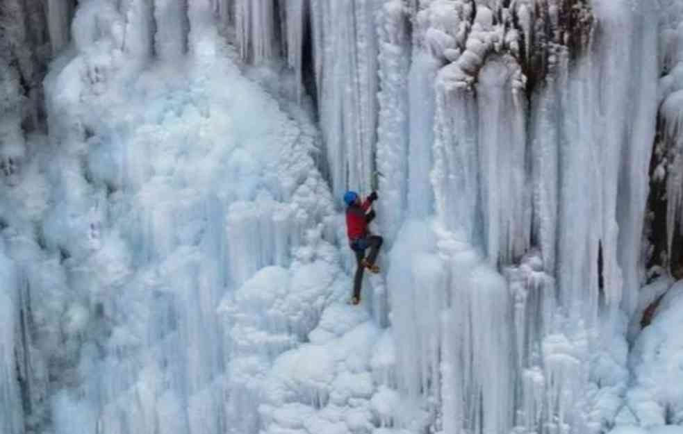 AVANTURA KOJA OSTAVLJA BEZ DAHA! Uspon zaleđenim vodopadom diže nivo adrenalina (FOTO+VIDEO)