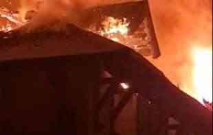 <span style='color:red;'><b>VATRENA STIHIJA</b></span> GUTA MANASTIR SVETE TROJICE! Vatrogasci iz Bratunca pomažu u gašenju požara (VIDEO)