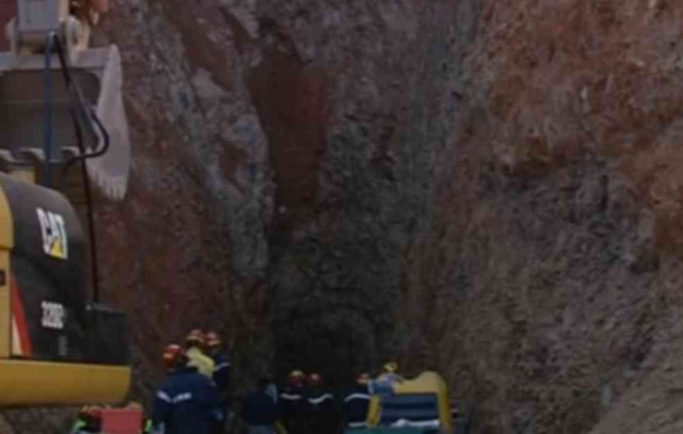 UŽIVO! KONAČNO! SPASIOCI STIGLI DO DEČAKA KOJI JE DANIMA BIO ZAGLAVLJEN U BUNARU! Mališan odvezen u kolima hitne pomoći (FOTO+VIDEO) 