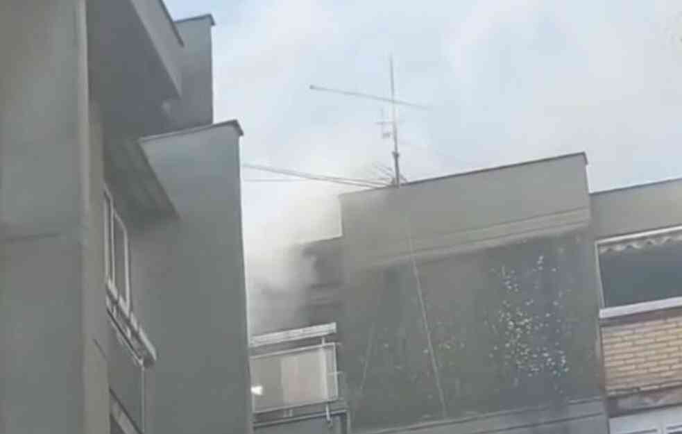 GORI ZGRADA U NOVOM SADU: Crni dim kulja na poslednjem spratu, prolaznici uznemireni (VIDEO)