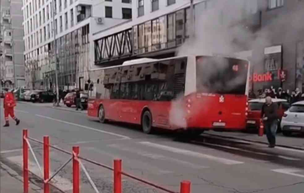DRAMA U CENTRU BEOGRADA: Gori autobus 46 u Južnom bulevaru 