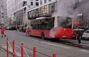 DRAMA U CENTRU BEOGRADA: <span style='color:red;'><b>Gori autobus</b></span> 46 u Južnom bulevaru 