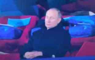 <span style='color:red;'><b>GLEDAOCI</b></span> U ŠOKU: Da li je to Putin zaspao na otvaranju Olimpijskih igara? (VIDEO)