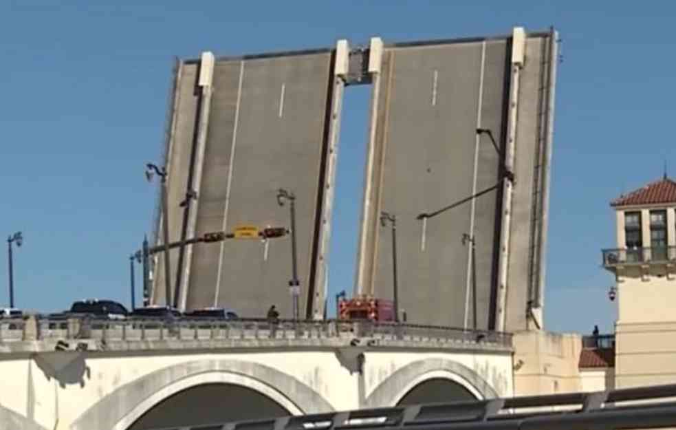 TRAGEDIJA! Žena hodala preko mosta, on odjednom počeo da se podiže, PREMINULA NA LICU MESTA (VIDEO)