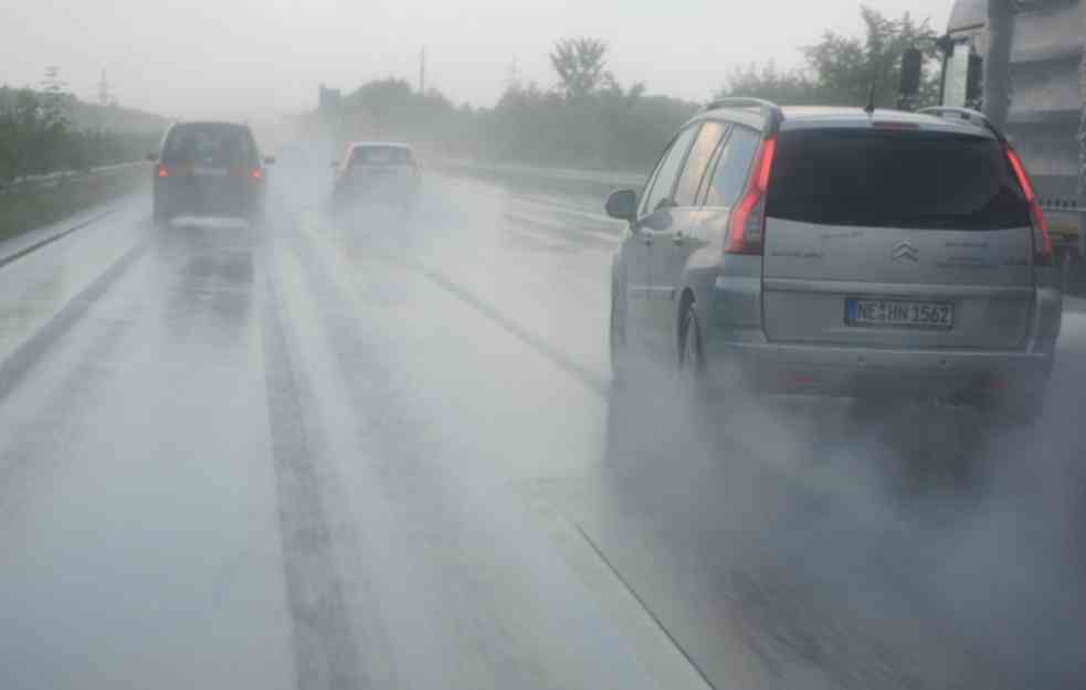 VOZAČI, OPREZNO! Vlažni kolovozi, a evo koji putevi su NEPROHODNI! 