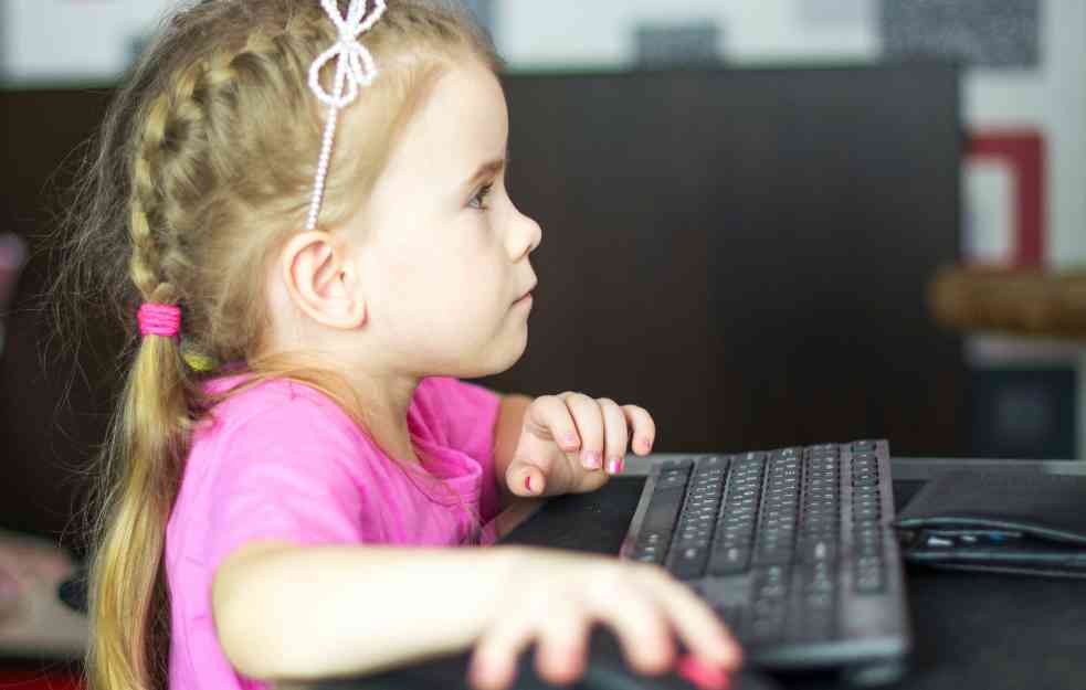 MINISTARKA UPALILA ALARM: Decu u najmlađem dobu upozoriti na opasnosti koje VREBAJU NA INTERNETU 