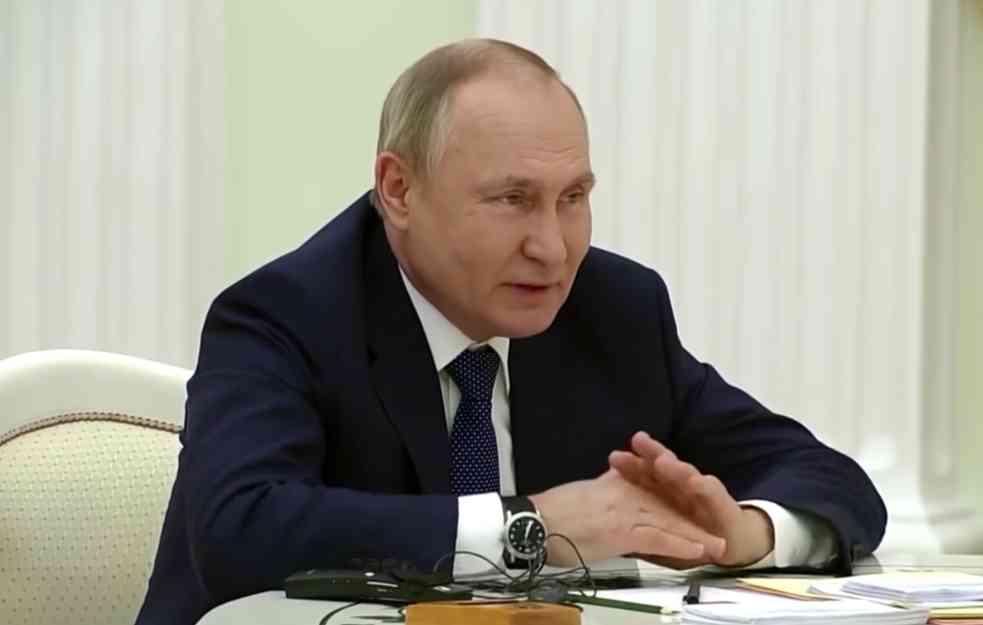 NA MENIJU JE BILO SEDAM JELA: Otkriveno šta su ručali Putin i Makron, ruski predsednik se nije obrukao (VIDEO)