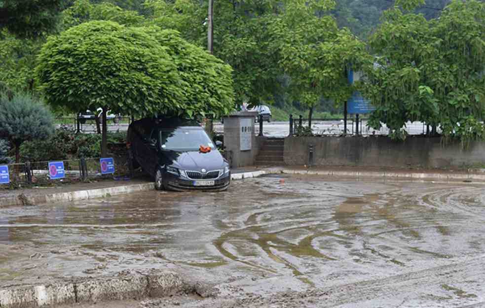 21. VEK JOŠ UVEK NIJE STIGAO U OVO MESTO: Meštani u blatu do kolena