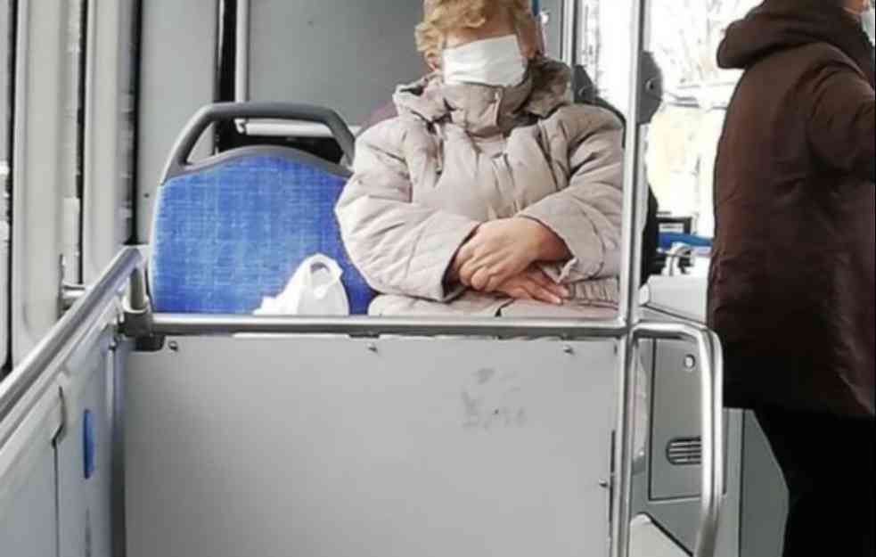 NE GLEDA U ŠTA SMO SE PRETVORILI! Fotografija žene u javnom prevozu sa maskom PREKO OČIJU izazvala burne reakcije