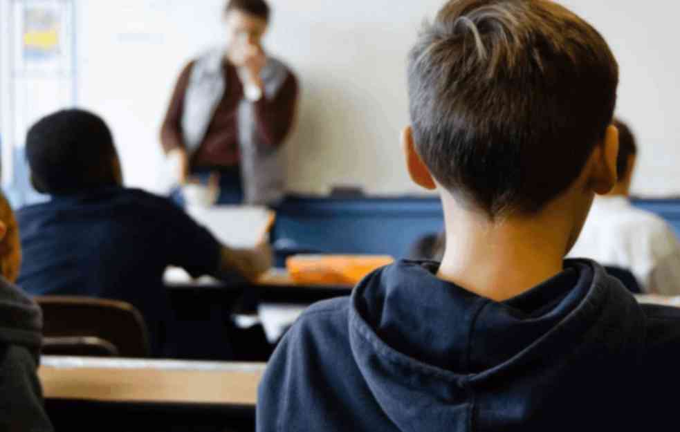 DA LI JE ZABRANJENO BITI SRBIN U SRBIJI? Nastavnik suspendovan zbog tri prsta u učionici (FOTO) 