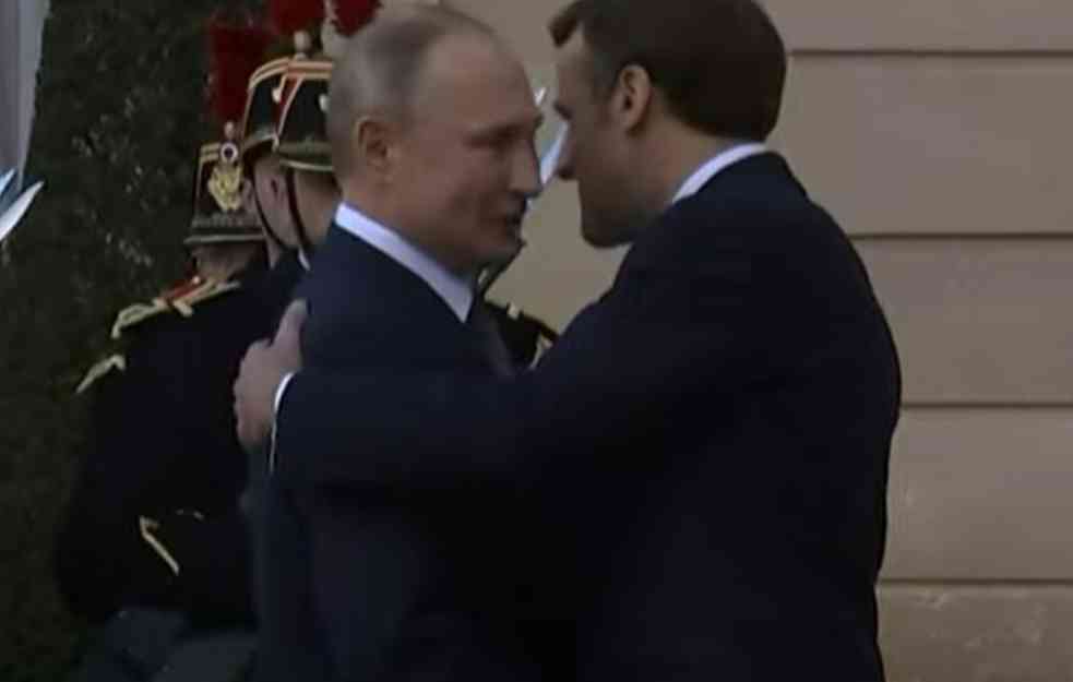 SAMO NA DOČEKU BLIZAK SUSRET: Putin držao NA DISTANCI Makrona! Svet bruji o ovom detalju