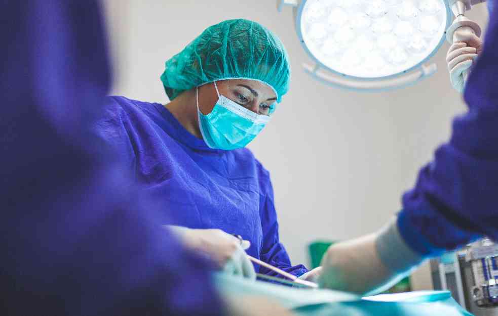 RFZO POTPISAO NOVE UGOVORE: Operacija katarakte i vantelesna oplodnja na privatnim klinikama i u 2022. godini