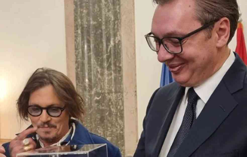 DŽONI DEP DOLAZI U SRBIJU: Vučić ga za Sretenje odlikuje MEDALJOM ZA ZASLUGE (FOTO)