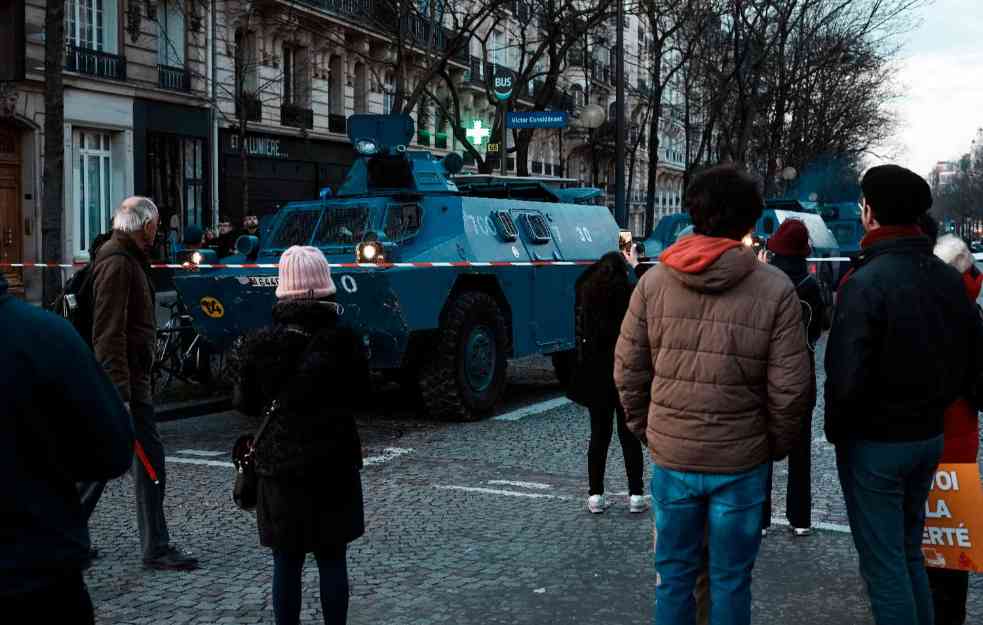 DIGLA SE FRANCUSKA, HAOS U PARIZU! Blokirano 3.300 vozila sa antivakserima, 7.000 policajaca na ulicama (VIDEO)