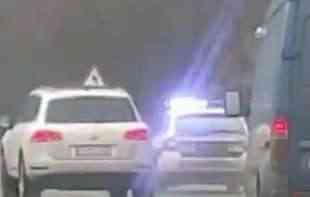 O OVOM SNIMKU PRIČA SRBIJA! Preticao policiju pod <span style='color:red;'><b>rotacija</b></span>ma na punoj liniji (VIDEO)