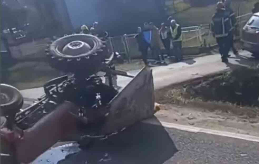 JEZIVI SNIMCI NESREĆE KOD OBRENOVCA: Traktor se prevrnuo nakon sudara sa automobilom, poginuo vozač (VIDEO) 