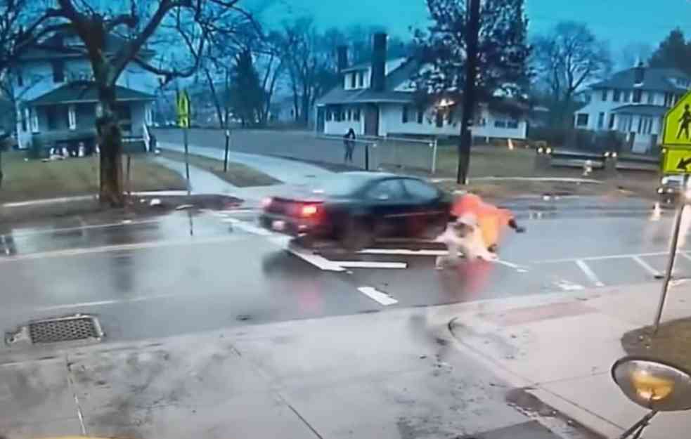 HRABAR POTEZ POLICAJKE! Skočila pod automobil kako bi spasila dete (VIDEO)