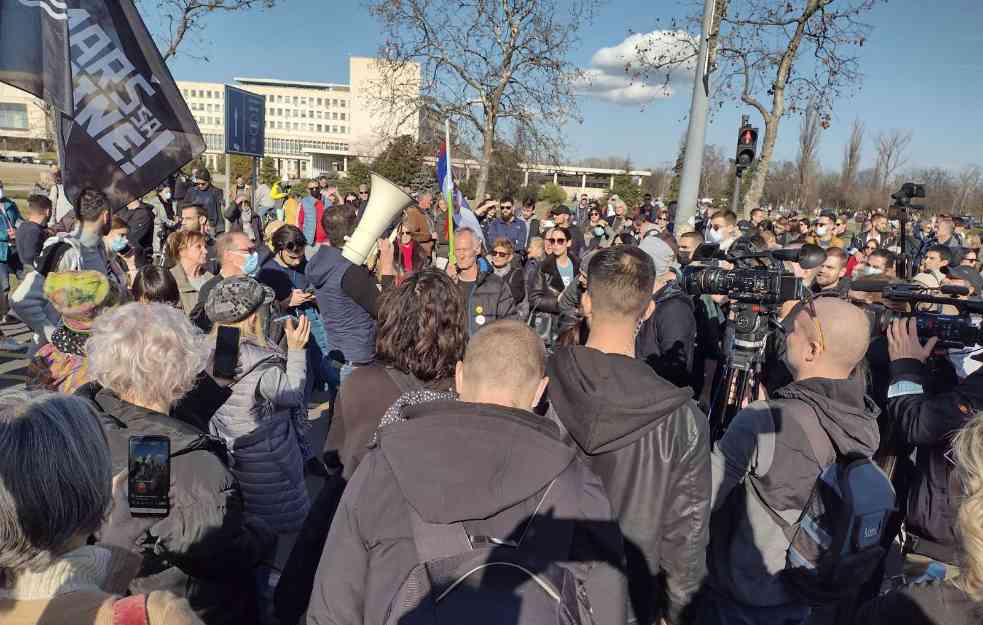 INCIDENT NA PROTESTU NA NOVOM BEOGRADU: Vozač pokosio pešaka na trotoaru, policija intenzivno traga za počiniocem