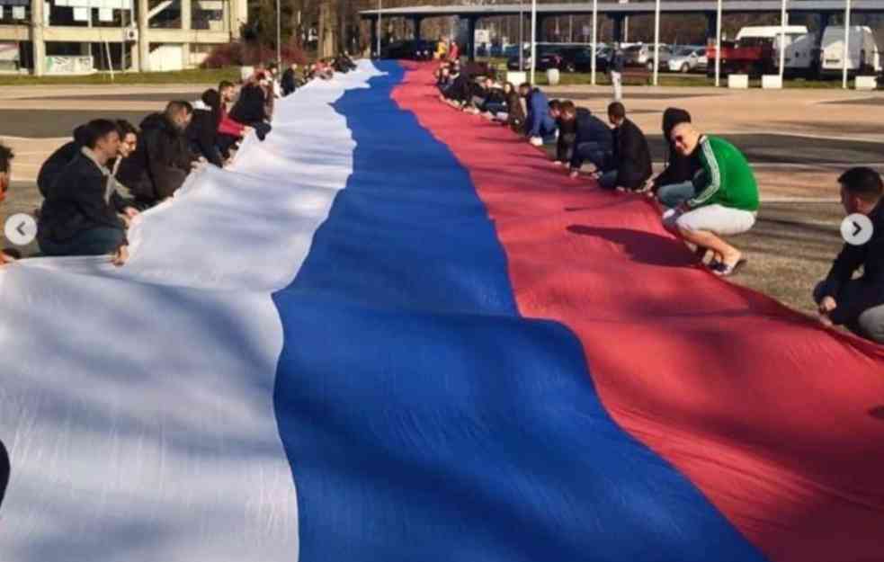 SRPČIĆI MOJI, SREĆAN DAN DRŽAVNOSTI! Nesvakidašnji gest beogradskih studenata (FOTO)