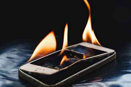 IZBEGNUTA TRAGEDIJA: Telefon se sam od sebe zapalio, zbog ovakvih stvari uvek pazite na punjače
