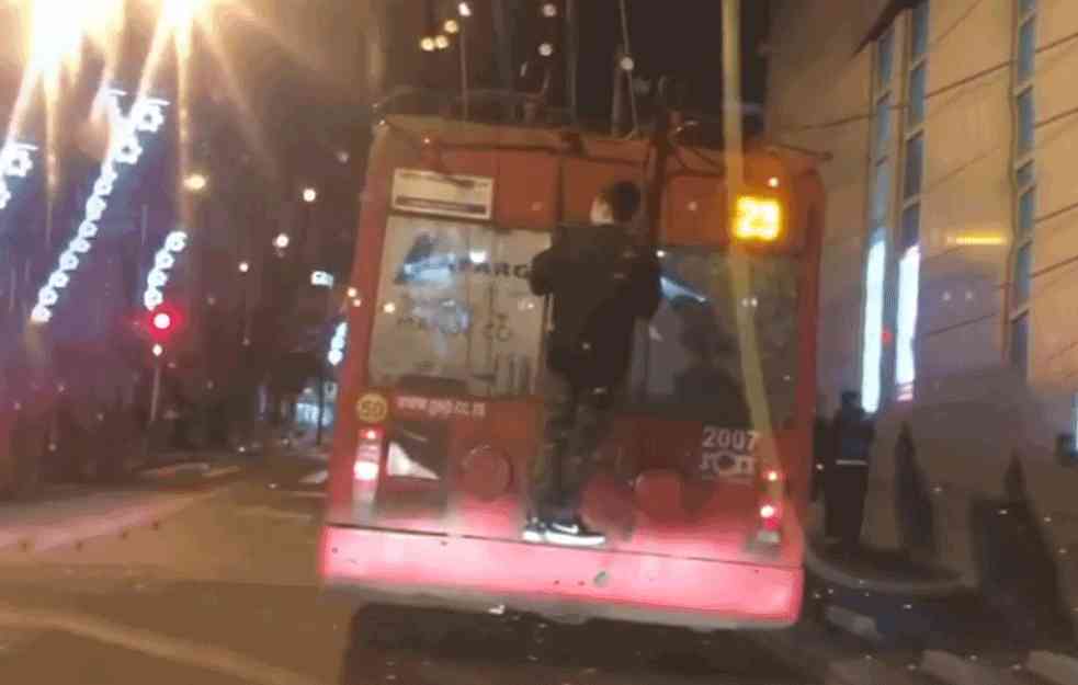 OPASNO! Tinejdžer se zakačio za trolu, pa se vozio ulicama Beograda (VIDEO)