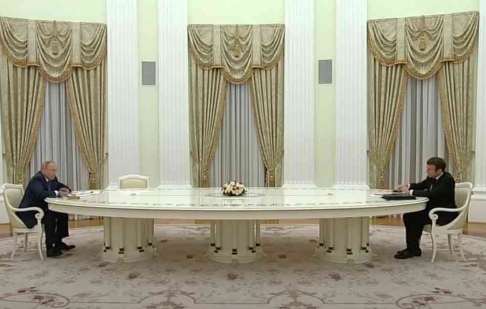 PREPOZNAO SAM GA ČIM SAM GA VIDEO: Oglasio se čovek koji je napravio Putinov sto koji je postao glavna tema na mrežama (FOTO)