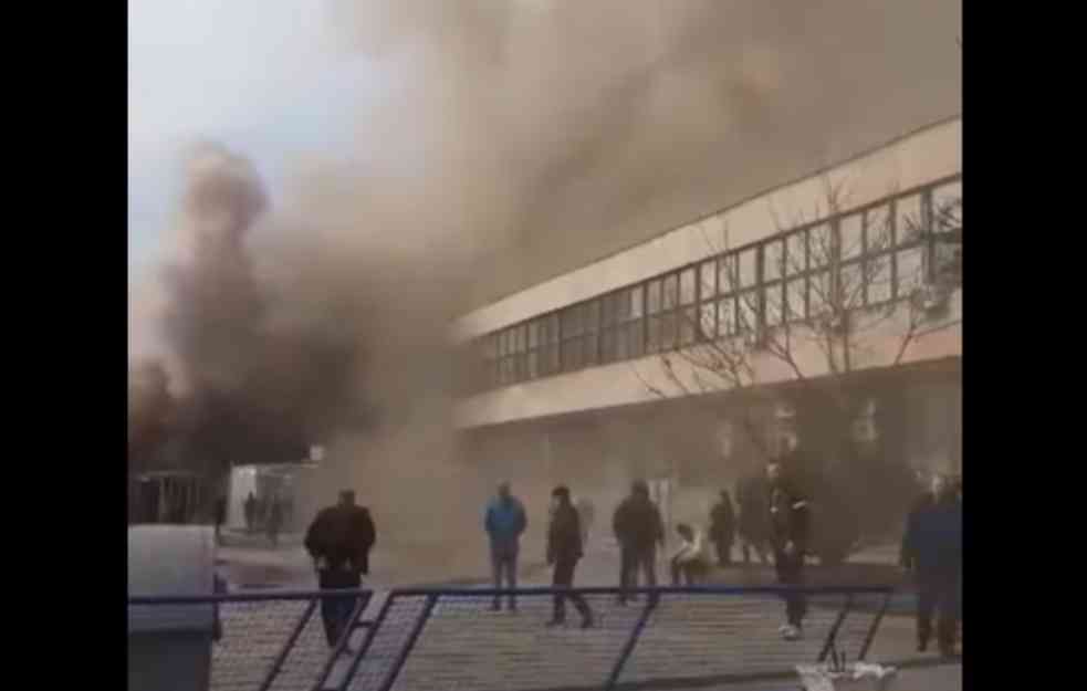 GORI AUTOBUSKA STANICA: Ljudi beže u panici, ima povređenih (VIDEO)