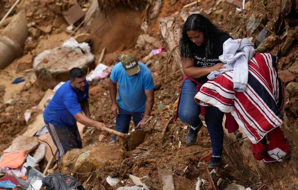 TRAGEDIJA EPSKIH RAZMERA pogodila grad kod RIA DE ŽANEIRA: Već satima izvlače mrtve 
