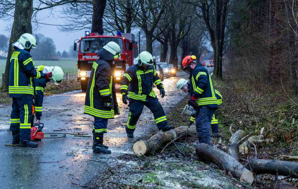 OLUJA SVE OPUSTOŠILA: Proglašeno vanredno stanje, škole zatvorene (VIDEO)