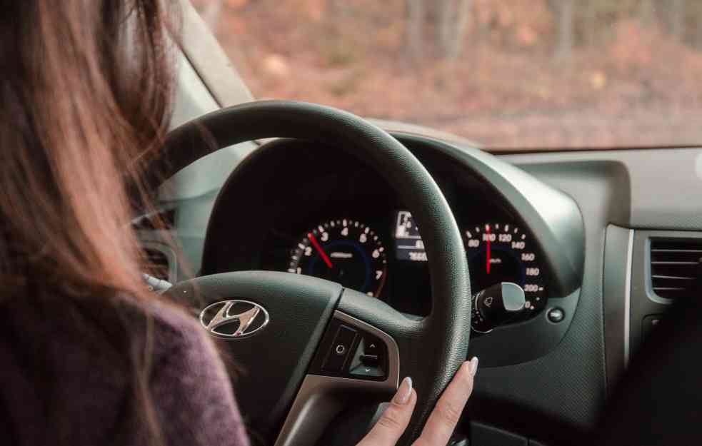 KO SE I ZAŠTO BAHATI ZA VOLANOM? Evo koje su osnovne razlike između muških i ženskih vozača u Srbiji