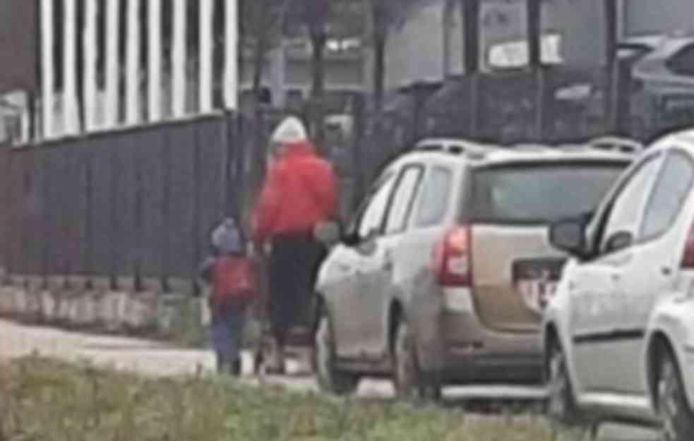 BAHATOST NE POZNAJE GRANICE! Voze trotoarom i sviraju ženi sa detetom da se skloni (FOTO)
