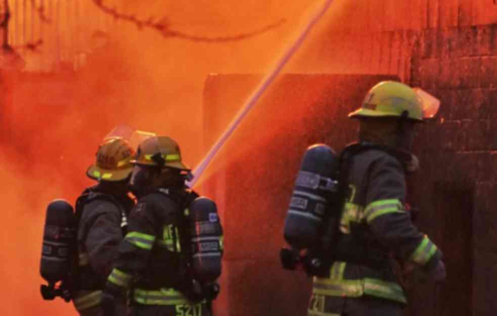 GORI KUĆA U ROMSKOM NASELJU MALI LESKOVAC: Sumnja se da je požar izazvan upaljačem (FOTO)