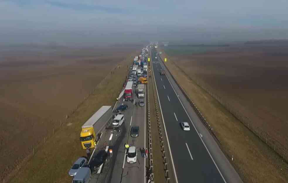 SNIMAK NEZAPAMĆENOG LANČANOG SUDARA IZ VAZDUHA! Vatrogasci sekli auto da dođu do žrtve (VIDEO)