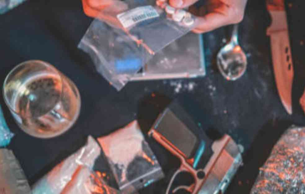 UHAPŠEN TINEJDŽER (19) U SUBOTICI: U frižideru mu pronađena DROGA i gasni PIŠTOLJ