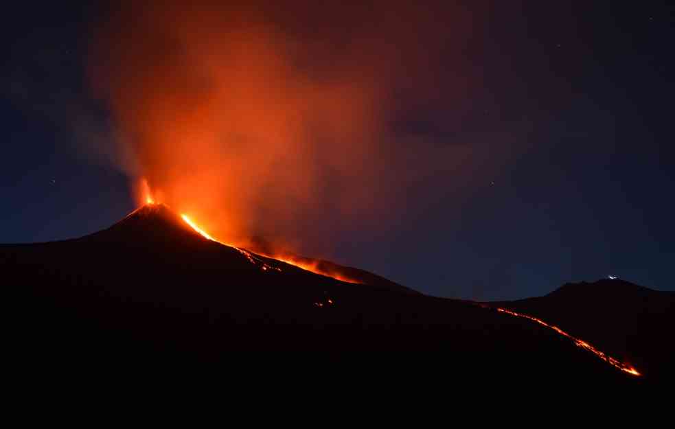 VULKAN ETNA EKSPLODIRAO NA SICILIJI: Izbačen džinovski oblak PEPELA